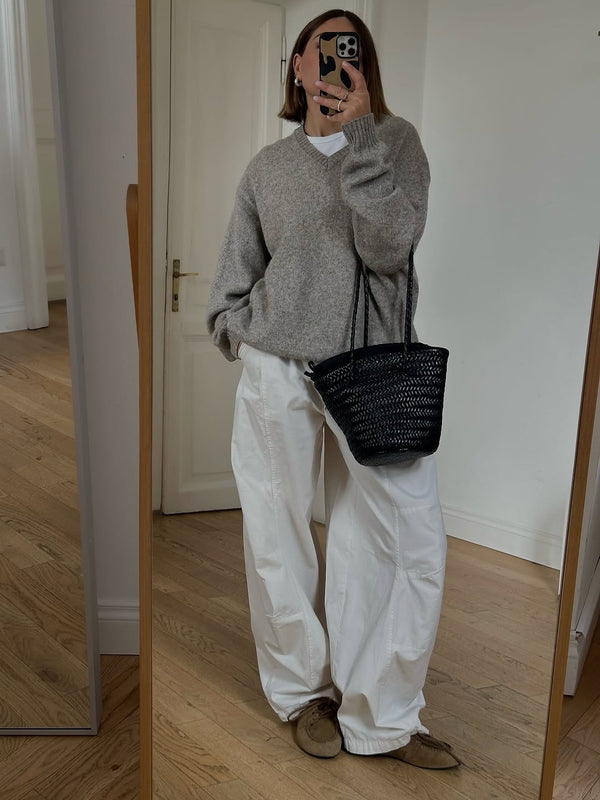 Carmel – Handgewebte Beuteltasche aus genarbtem Leder in Schwarz