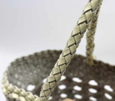 Ivy - Handgewebte Korbtasche aus genarbtem Leder in Cremeweiß