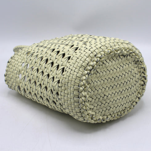 Ivy - Handgewebte Korbtasche aus genarbtem Leder in Cremeweiß