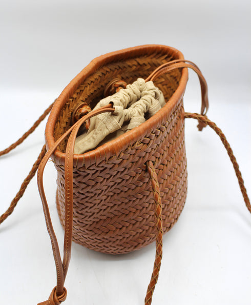 <tc>Carmel - Borsa a secchiello a tracolla in pelle intrecciata a mano Marrone</tc>