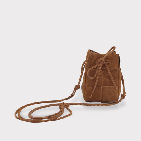 <tc>Emi - Handgefertigte Tasche aus gewebtem Wildleder mit Kordelzug</tc>