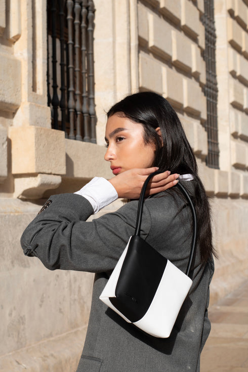 <tc>Aria - Sac à Bandoulière Midi en Cuir Peau De Pomme Noir & Blanc</tc>