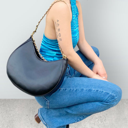 달 - 옥수수 비건 가죽 초승달 가방 검은 빈티지 골드 체인