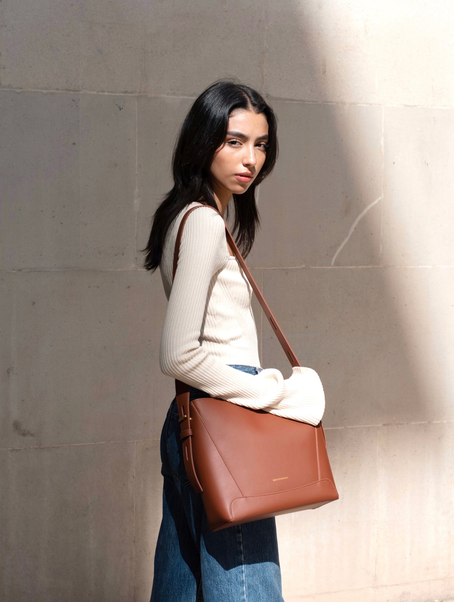 올리 - 사과 가죽 미디 어깨 크로스 바디 백 갈색