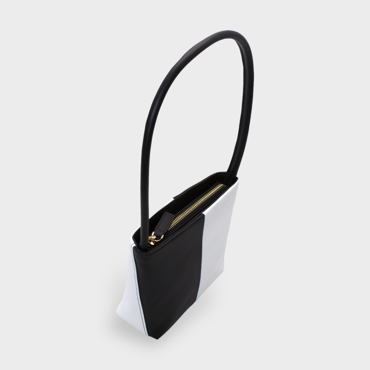 <tc>Aria -  Sac à Bandoulière Midi en Cuir Peau De Pomme Noir & Blanc</tc>